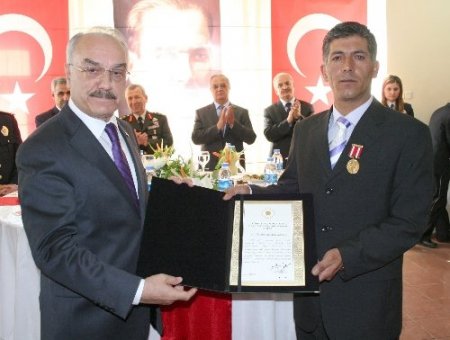 Polis memuru Yazıcı’ya Devlet Övünç Madalyası verildi