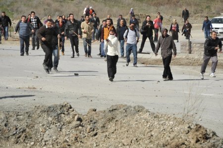 Polis objektiflere yansıyan Dikmen saldırganlarını arıyor