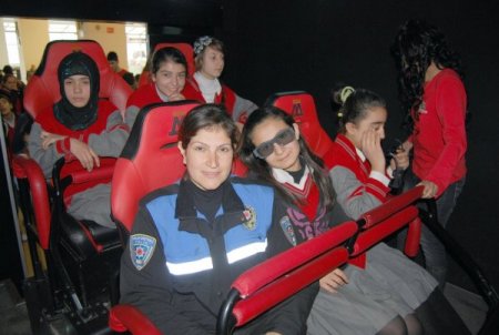 Polis Öğrencileri Beş Boyutlu Sinema İle Tanıştırdı