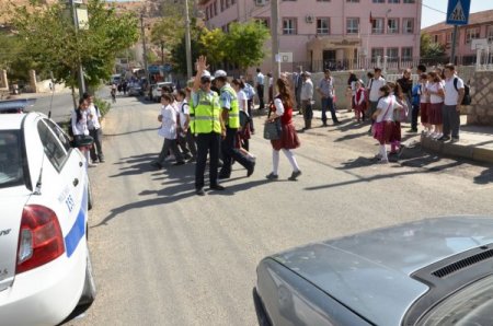 Polis okul önlerinde öğrenci ve öğretmenlerin huzurunu koruyacak