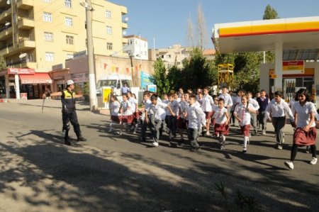 Polis okul önlerinde öğrenci ve öğretmenlerin huzurunu koruyacak