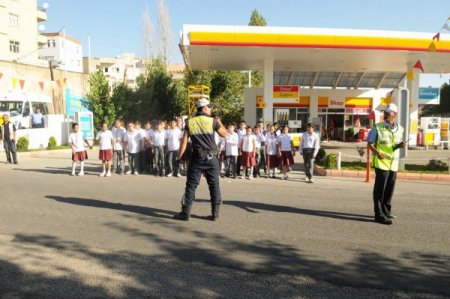 Polis okul önlerinde öğrenci ve öğretmenlerin huzurunu koruyacak