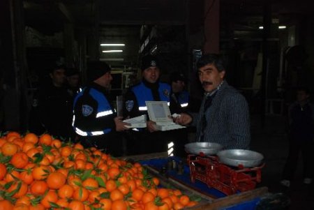 Polis Olaylı Mahallede Lokum Dağttı
