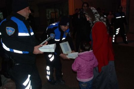 Polis Olaylı Mahallede Lokum Dağttı