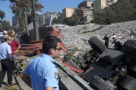 Polis panzeri takla attı