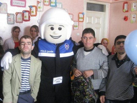 Polis Şahin, engelli çocukların da maskotu oldu