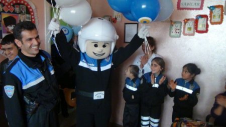 Polis Şahin, engelli çocukların da maskotu oldu