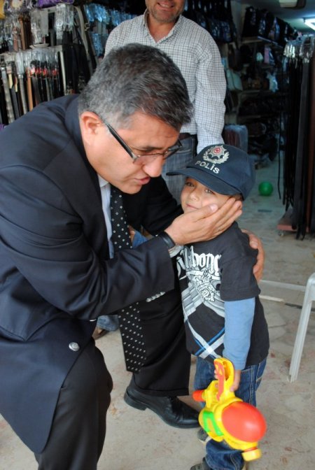 Polis Şapkasını Başına Takan Çocuk Tabanca İstemekten Vazgeçti