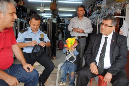 Polis Şapkasını Başına Takan Çocuk Tabanca İstemekten Vazgeçti