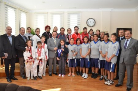 Polis Spor Gücü Kulübü ekibi, kupayı Emniyet Müdürü Sağlam’a verdi