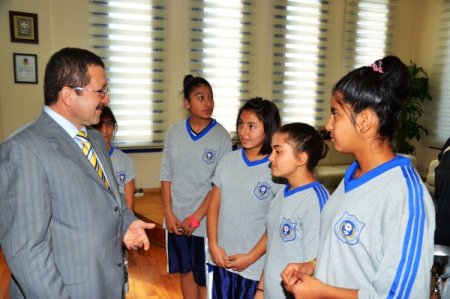 Polis Spor Gücü Kulübü ekibi, kupayı Emniyet Müdürü Sağlam’a verdi