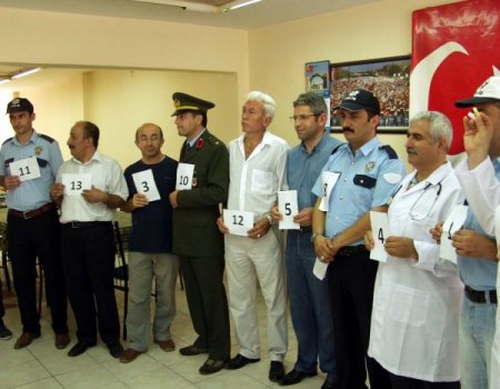 Polis Teftişine Tiyatrolu Tepki