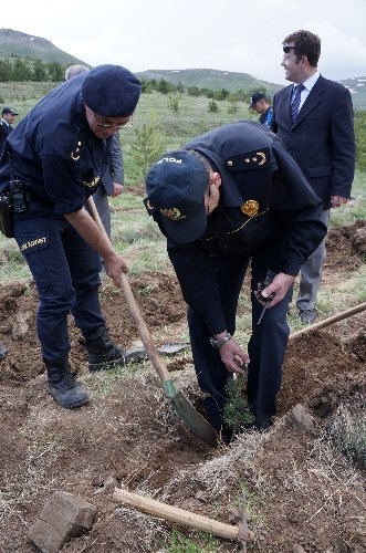 Polis ve vatandaş birlikte hatıra ormanına 900 fidan dikti
