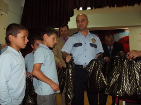 Polisden öğrencilere kıyafet yardımı