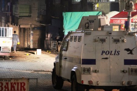 Polise attığı bomba elinde patladı, hayatını kaybetti (2)
