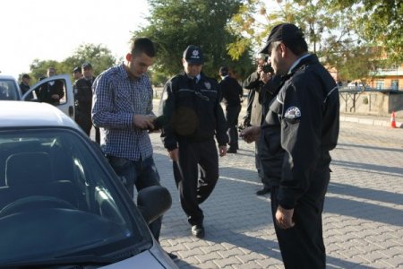 Polise CD'li uyarı: Dur ihtarına uymayan otomobile silah sıkmayın