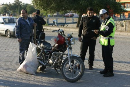 Polise CD'li uyarı: Dur ihtarına uymayan otomobile silah sıkmayın