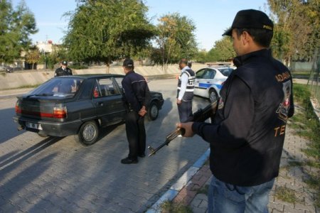Polise CD'li uyarı: Dur ihtarına uymayan otomobile silah sıkmayın