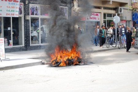 Polise Kızan Genç Motosikletini Yaktı