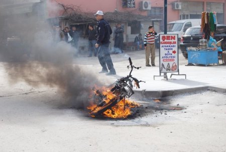 Polise Kızan Genç Motosikletini Yaktı