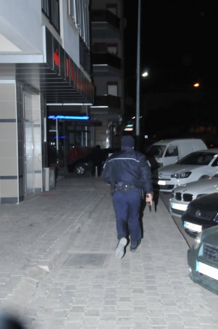 Polise silah çekip havaya ateş açtı