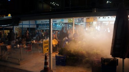 Polise taş atan şahsı vatandaşlar tekmeledi