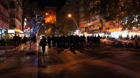 Polise taş atan şahsı vatandaşlar tekmeledi