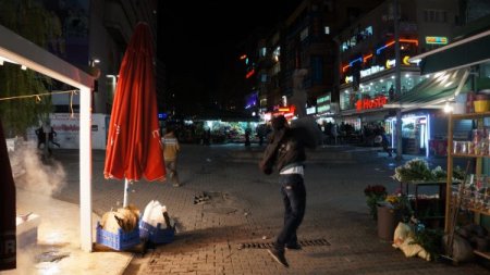 Polise taş atan şahsı vatandaşlar tekmeledi