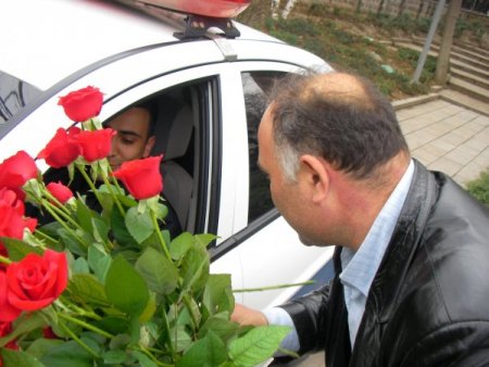 Polise Tokat Atan Vekile Tepkisini Gül Dağıtarak Gösterdi