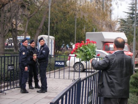 Polise Tokat Atan Vekile Tepkisini Gül Dağıtarak Gösterdi