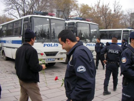 Polise Tokat Atan Vekile Tepkisini Gül Dağıtarak Gösterdi