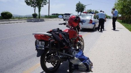 Polisi alarma geçiren motorlu şahsın çantasından uzun namlulu silah çıktı (Özel)