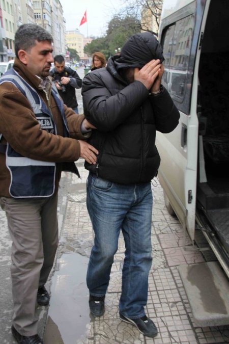 Polisi Görünce 5,5 Kilo Esrarı Camdan Atan Şüpheli Tutuklandı