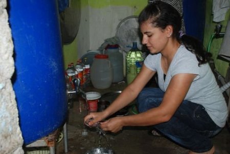 Polisi Taşlamaktan 10 Ay Hapis Yattı, Okuldan Oldu