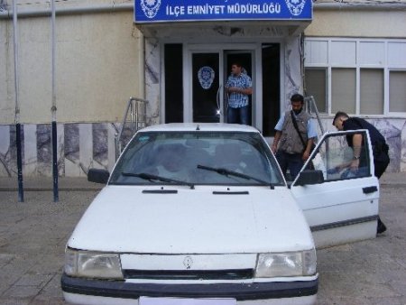 Polisin ateş açarak durdurduğu araçtan silahlar çıktı