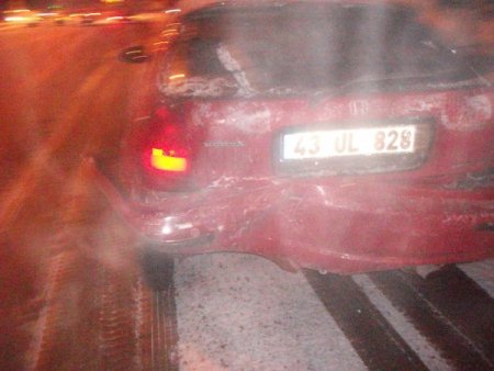 Polisin Dur İhtarına Uymayan Alkollü Sürücü Otomobile Çarptı