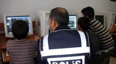 'polisin İnternet Evi' Aileleri Huzura; Çocukları Güvenli 'net'e Kavuşturdu
