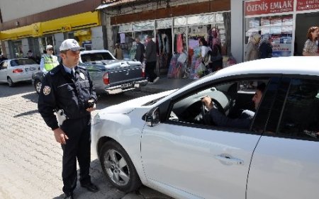 Polisin 'kemer' uygulamasına takılan milletvekili ve danışmanına ceza kesildi