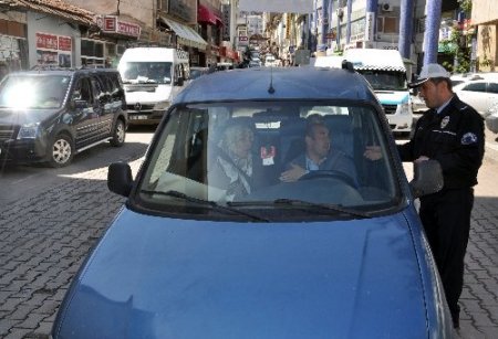 Polisin 'kemer' uygulamasına takılan milletvekili ve danışmanına ceza kesildi