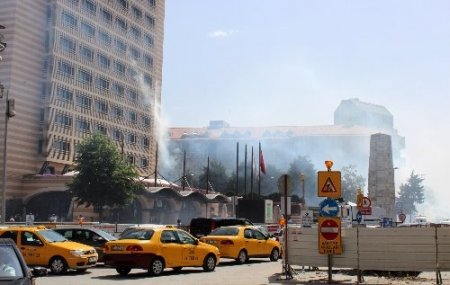 Polisin müdahale ettiği göstericiler otele sığındı