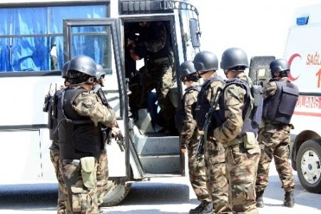 Polisin rehine kurtarma operasyonu, gerçeğini aratmadı