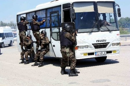 Polisin rehine kurtarma operasyonu, gerçeğini aratmadı