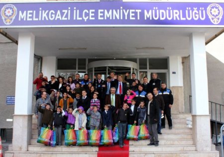 Polisin şefkat eli öğrencilerin üzerinde