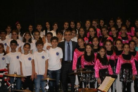 Polisin 'taş atan' çocuklardan kurduğu koro, 4 dilde barışı seslendiriyor