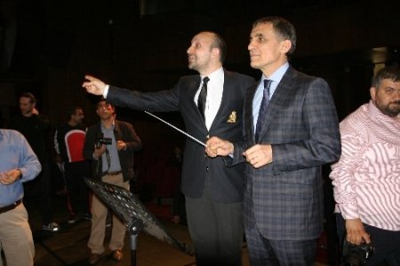 Polisin 'taş atan' çocuklardan kurduğu koro, 4 dilde barışı seslendiriyor