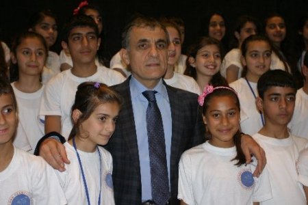 Polisin 'taş atan' çocuklardan kurduğu koro, 4 dilde barışı seslendiriyor