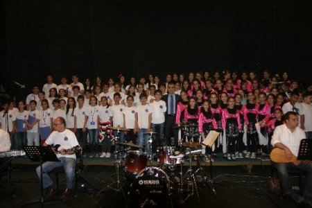 Polisin 'taş atan' çocuklardan kurduğu koro, 4 dilde barışı seslendiriyor