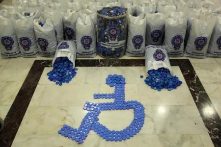 Polisin topladığı mavi kapaklar 3 engelliyi sevindirdi
