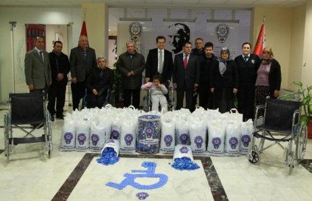 Polisin topladığı mavi kapaklar 3 engelliyi sevindirdi