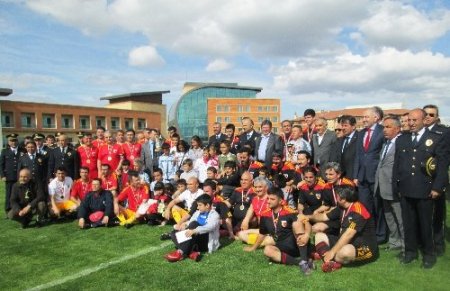 Polisle basın arasındaki dostluk maçında Bünyamin Gezer düdük çaldı